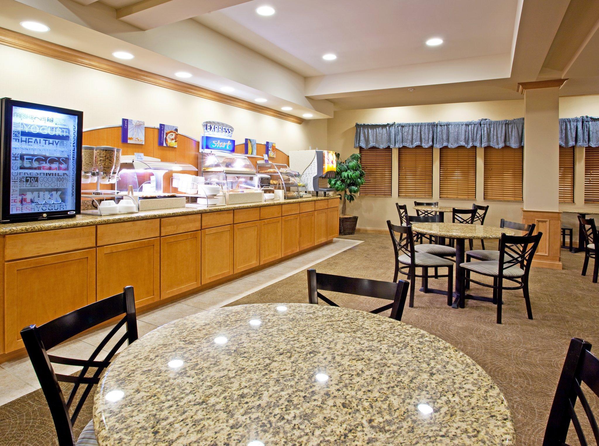 Holiday Inn Express Hotel & Suites Chesterfield - Selfridge Area By Ihg Eksteriør billede